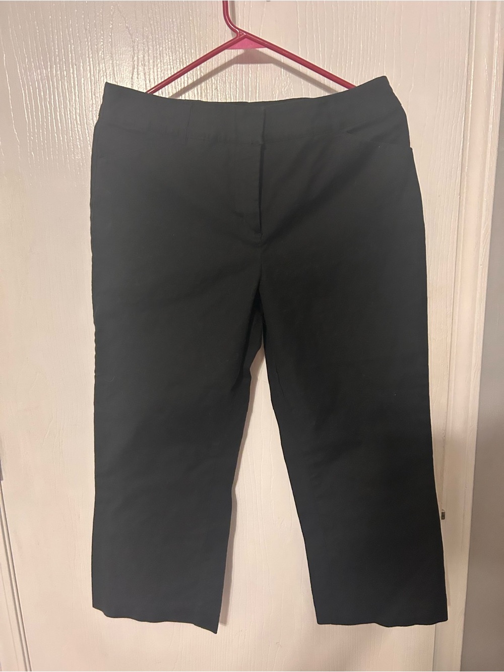 Women's Black Mid-Rise Straight Capris